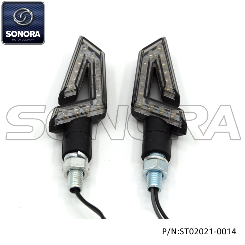 ST02021-0014 Cuerpo de pl&aacute;stico negro mate, 15 LED, lente disponible en color humo transparente, luz LED E-mark (1)