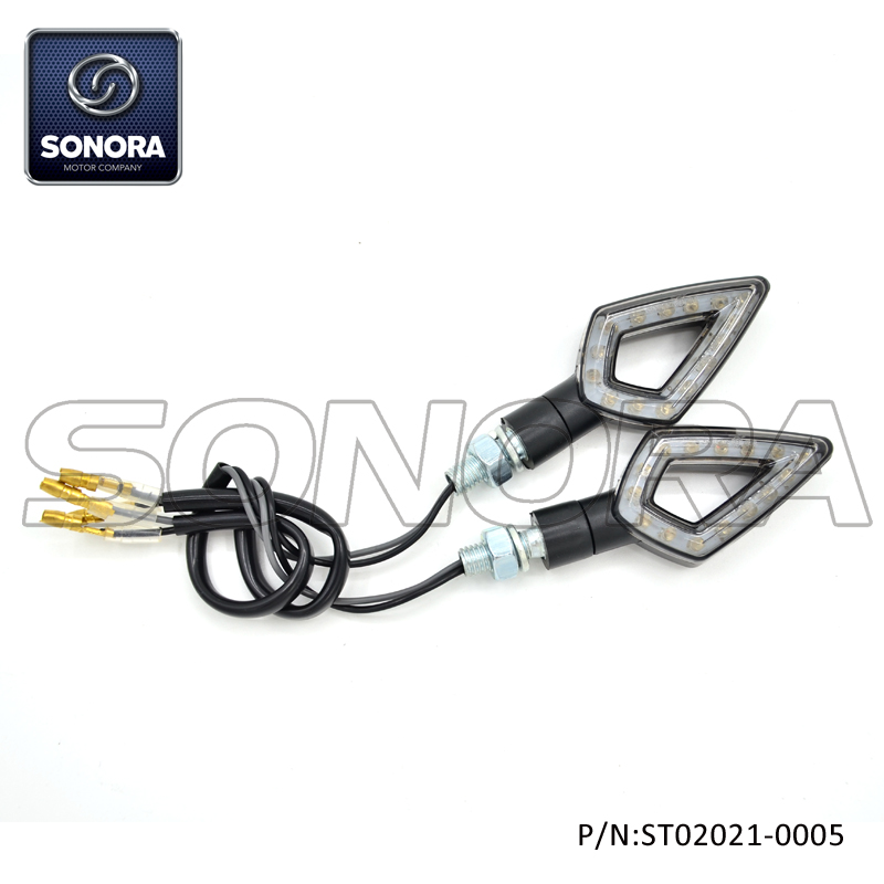 ST02021-0005 Cuerpo de pl&aacute;stico negro mate, 15 LED, lente disponible en color humo transparente, luz LED E-mark (6)