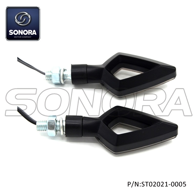 ST02021-0005 Cuerpo de pl&aacute;stico negro mate, 15 LED, lente disponible en color humo transparente, luz LED E-mark (3)